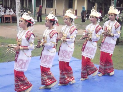 tarian-yang-dibawakan-oleh-siswi